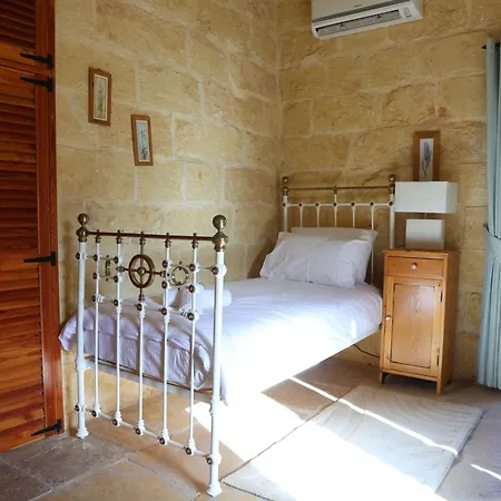 Rustic Xaghra Farmhouse With Pool, Garden & Bbq *