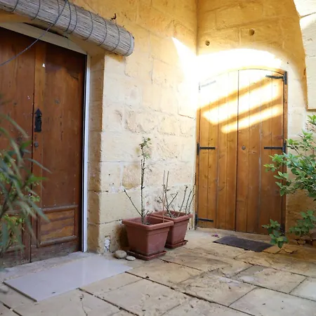 Σπίτι διακοπών Rustic Xaghra Farmhouse With Pool, Garden & Bbq *