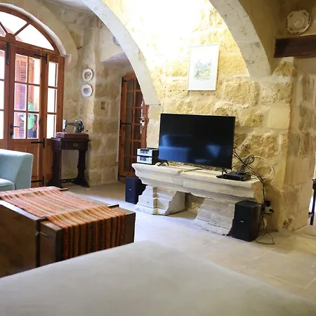 Rustic Xaghra Farmhouse With Pool, Garden & Bbq *
