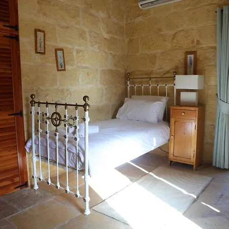 Σπίτι διακοπών Rustic Xaghra Farmhouse With Pool, Garden & Bbq